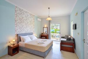加藤-达拉特索海神公寓的一间卧室配有一张床、一张沙发和一个窗口