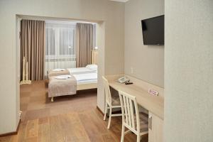 MostiskaHotel Korona的酒店客房设有一间带一张床和一张书桌的卧室