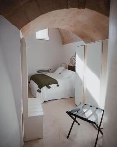 马泰拉Sant'Angelo, Matera的白色卧室配有床和椅子