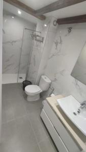 图德拉vivienda turística los Robles的白色的浴室设有卫生间和水槽。