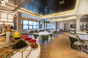 长沙长沙东塘亚朵酒店的一间带桌椅的餐厅和一间自助餐厅