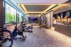 济南济南趵突泉亚朵S酒店的大楼内带跑步机和健身器材的健身房