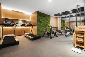 重庆重庆解放碑亚朵酒店的健身房,提供自行车和健身器材