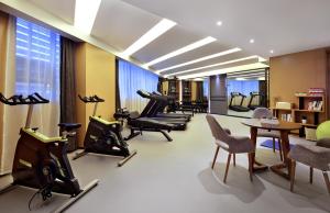 成都成都太古里亚朵S酒店的健身室配有跑步机和健身器材