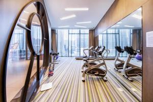 深圳深圳滨河时代亚朵S酒店的健身房设有跑步机和椭圆机