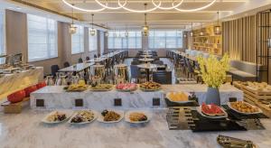 深圳深圳南山科技园科苑路亚朵酒店的大房间,餐桌上放着盘子