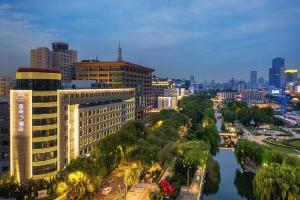 济南济南趵突泉亚朵S酒店的享有河流和建筑的城市美景