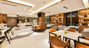 北京北京首都机场亚朵酒店的一间带桌椅的餐厅和一间厨房