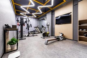 武汉武汉天河机场腾龙大道地铁站亚朵酒店的健身房设有数台跑步机和健身器材