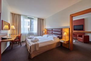 埃森佈雷登尼酒店的配有一张床和一张书桌的酒店客房