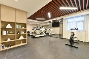北京北京朝阳公园亚朵酒店的一间设有健身房的房间,里面装有自行车