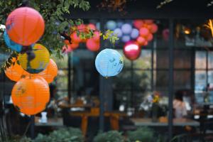 北京北京遇花园休闲度假民宿的挂在树上的多彩灯笼