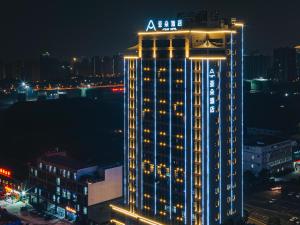 重庆重庆江北机场亚朵酒店的城市的一座有灯光的建筑