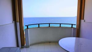戛纳Appartement 753, 4 personnes, vue mer By Palmazur的客房设有海景阳台。