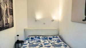 戛纳Appartement 753, 4 personnes, vue mer By Palmazur的一间卧室配有一张带蓝白色枕头的床