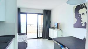 戛纳Appartement 753, 4 personnes, vue mer By Palmazur的客房设有厨房,享有阳台的景色