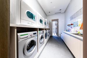 深圳深圳滨河时代亚朵S酒店的洗衣房配有洗衣机和水槽