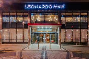 米尔顿凯恩斯Leonardo Hotel Milton Keynes的一座带有读取lelando酒店标志的建筑