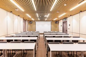 宝安深圳宝安国际会展中心亚朵酒店的一个空的教室,有白色的桌子和椅子