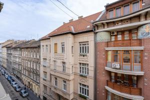 布达佩斯Central Lovely rooms的城市街道上的一排建筑物