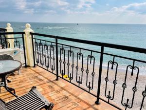 帕莫瑞美国人酒店的阳台配有桌子,享有海景。