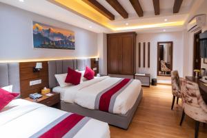 加德满都Hotel Ama-La, Thamel, Kathmandu的酒店客房配有两张床和一张书桌