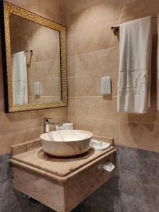 拜尔卡ALYA Hotel的一间带大水槽和镜子的浴室