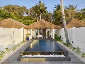 北马累环礁Villa Nautica Paradise Island Resort的一座带游泳池和度假村的别墅