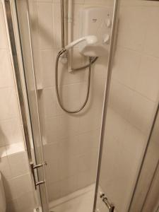 Potter HeighamLittleholme的带淋浴喷头的浴室