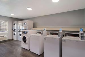 奥马哈MainStay Suites Omaha Old Mill的洗衣房配有白色洗衣机和烘干机