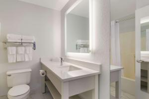 奥马哈MainStay Suites Omaha Old Mill的白色的浴室设有水槽和卫生间。