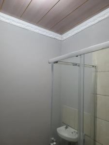 恩潘盖尼Mavundla lifestyle lodge的一间带玻璃淋浴和水槽的浴室