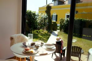 VárzeaVilla Várzea - The Black Cabin的一张桌子,上面有食物,享有庭院的景色