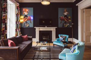 爱丁堡The Rutland Hotel & Apartments的带沙发和壁炉的客厅