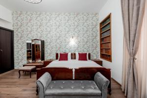 第比利斯VovaDoma的一间卧室配有一张大床和一张沙发