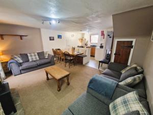 霍普Twitchill Farm Holiday Cottage的客厅配有沙发和桌子