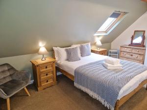 霍普Twitchill Farm Holiday Cottage的卧室配有床、椅子和窗户。