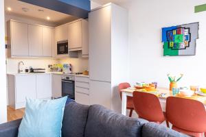 Legoland Family Fun - Upscale Two Bedroom Apt Near Tube Station with Kid-Friendly Amenities的厨房或小厨房