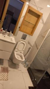 卡萨布兰卡Maarif的一间带卫生间和水槽的浴室