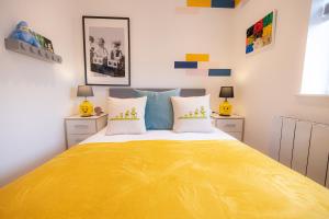 Legoland Family Fun - Upscale Two Bedroom Apt Near Tube Station with Kid-Friendly Amenities客房内的一张或多张床位