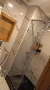 卡萨布兰卡Maarif的浴室里设有玻璃门淋浴