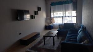 卡萨布兰卡Maarif的客厅配有蓝色的沙发和桌子