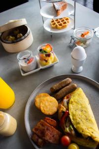 阿布扎比W Abu Dhabi - Yas Island的一张桌子,上面放着一盘带早餐食品的食物