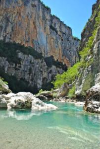 格雷乌莱班Verdon Secret - L'escapade parfaite的峡谷中的河流,有岩石和蓝色的水