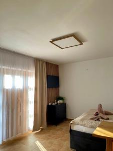 马汀Apartmán Ranč的一间卧室设有一张床和一个窗口