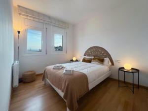滨海圣波尔Hauzify I Apartament Can Reig的一间卧室设有一张大床和两个窗户。