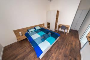 克卢日-纳波卡Central Luxury 1的卧室配有蓝色和白色的床和椅子