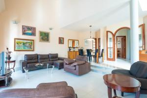 马略卡岛帕尔马Casa Felix的带沙发的客厅和用餐室
