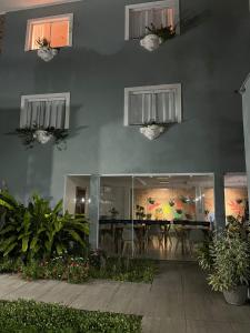 巴纳伊巴Hotel Aveiro的一间设有桌子和一些植物的房间
