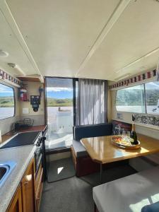 MalgasHouseboats - Living The Breede - Valid Skippers License compulsory的一个带桌子和台面的小厨房